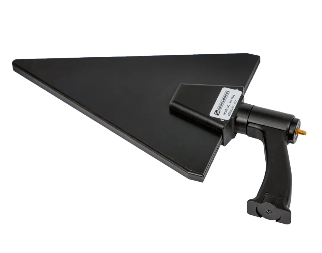 500 MHz - 25 GHz<br>Ultra-Wideband Log Periodic Directional Antenna<br>EM-6945