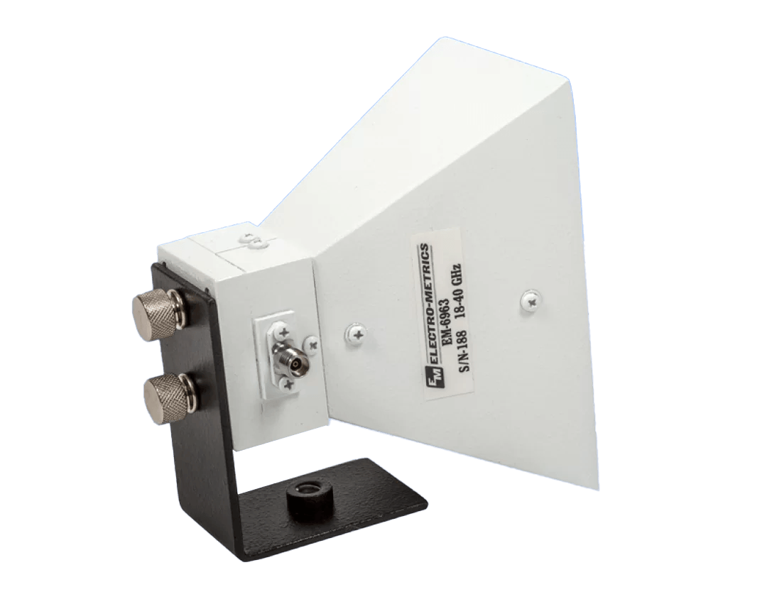 18 GHz - 40 GHz<br>Dual Ridge Horn Directional Antenna<br>EM-6963